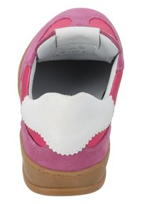 Scarpa in suede rosa con dettagli in pelle bianca, forma arrotondata e suola in gomma. Presenta decorazioni ondulate sul tallone e un design chiuso.