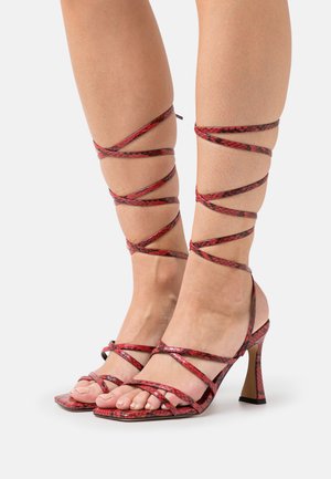 NA-KD STRAPPY FUNNEL  - Sandales à talons hauts - red
