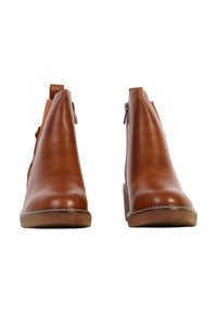 Bottes basses en cuir marron à finition lisse, petit talon, fermetures éclair latérales et détails de couture le long de la semelle.