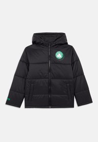 Μαύρο μπουφάν σε στυλ πούφερ με κουκούλα, μπροστινό φερμουάρ, δύο πλαϊνές τσέπες και πράσινο λογότυπο των Celtics στο στήθος και στο μανίκι.