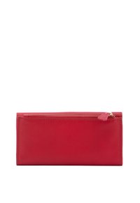 Portefeuille en cuir rouge avec une texture lisse, de forme rectangulaire et une fermeture éclair en haut. Présente des coutures minimales et un seul tirette de zip.