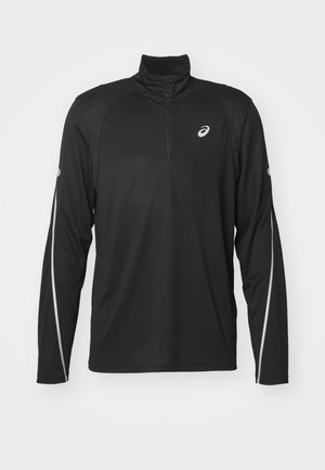 Schwarzes Langarm-Sportoberteil mit einem halben Reißverschluss am Kragen, ausgestattet mit reflektierenden weißen Akzenten an den Ärmeln und einem Logo auf der Brust.