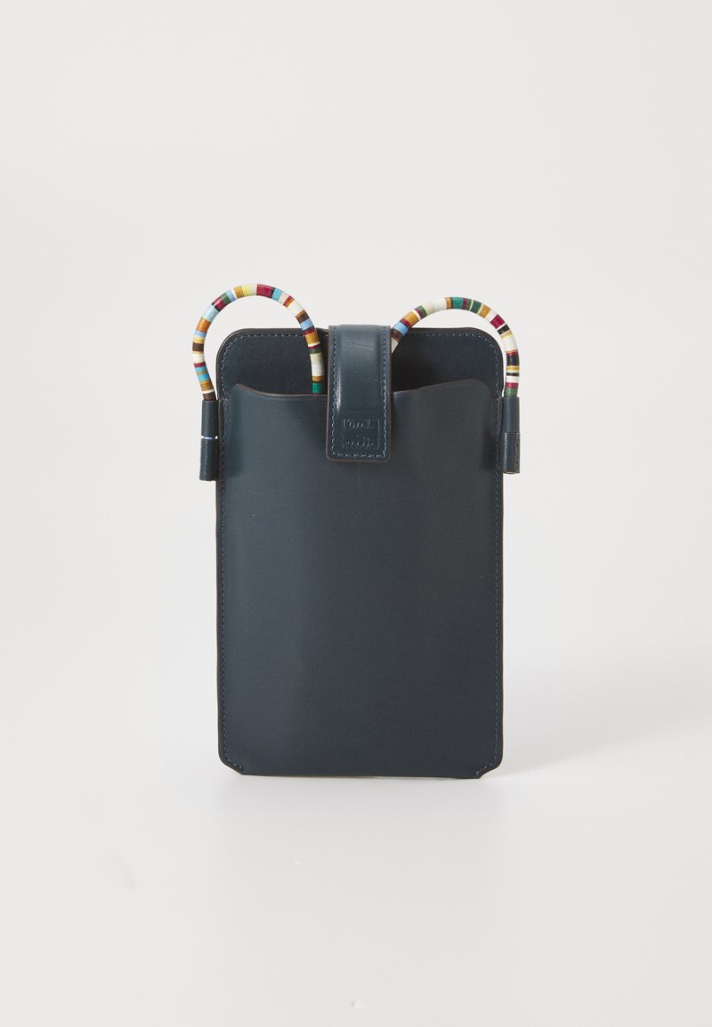 Námořnická kožená taška s barevnými zamotanými úchyty a zavíráním na přední klopě. Hladká textura, obdélníkový tvar, minimalistický design.