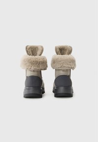 Grå ankelstøvler med beige faux fur-kant, glat og tekstureret materiale, gummisåler, enkelt design, minimalistiske hardwaredetaljer.
