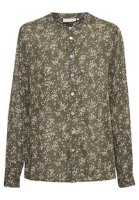Olivenfarbene Bluse mit einem floralen Muster in Pink und Weiß. Sie hat eine durchgeknöpfte Front, lange Ärmel und einen runden Ausschnitt.