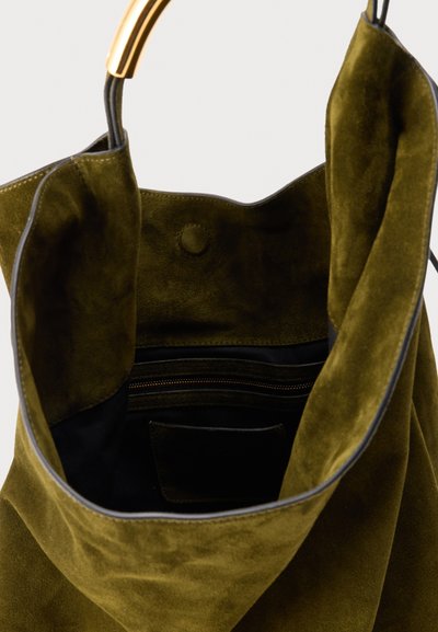 Τσάντα χιαστί από λάδι βελούδο με χρυστή μεταλλική λαβή, ανοιχτό πάνω μέρος που δείχνει εσωτερική τσέπη με φερμουάρ και μαύρη υφασμάτινη επένδυση.