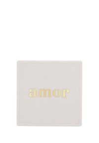 Caja de joyería de terciopelo rosa claro en forma de cuadrado con la palabra "amor" estampada en dorado en el centro de la tapa.