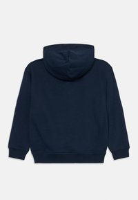 Σκούρο μπλε φούτερ με κουκούλα που ρυθμίζεται με κορδόνι, ραμμένα μανίκια και στρίφωμα. Λείο βαμβακερό ύφασμα, με απλό σχέδιο χωρίς διακοσμήσεις.