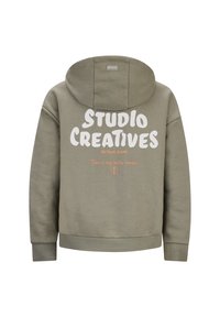 Felpa verde oliva con tasca a canguro frontale, con testo bianco e arancione: "STUDIO CREATIVES" e "Questo è il mio maglione portafortuna."