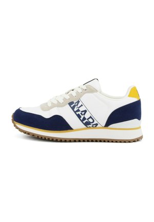 Sneaker bianca con dettagli blu navy e gialli, lacci beige e testo audace "NAPAPIJRI" sul lato, mostrata in vista laterale.