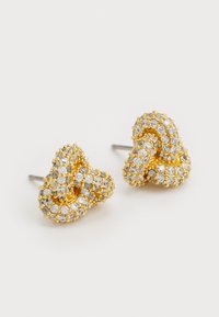 Orecchini a perno color oro con un design intrecciato decorato da strass trasparenti, creando una superficie texturizzata e scintillante.