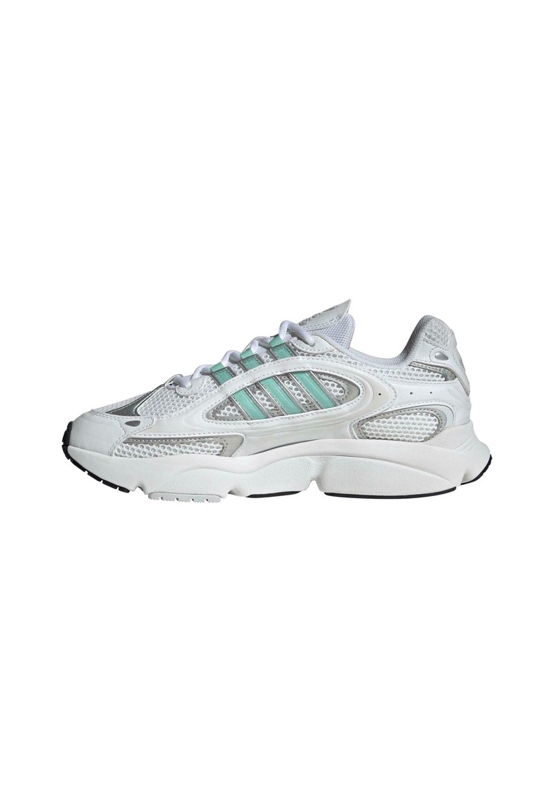 Witte sportieve schoen met een bovenwerk van mesh, turquoise strepen, gevoerde kraag en zwarte rubberen buitenzool. Heeft een ronde neus en getextureerde accenten.