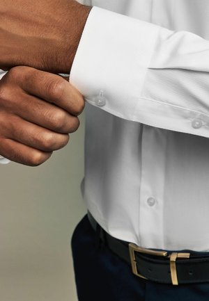 Next FIT SINGLE CUFF EASY CARE TWILL WITH CUTAWAY COLLAR.  - REGULAR FIT - Ametlik pluus - white