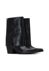 Botines de cuero negro con punta cuadrada, tacón bajo y textura lisa. Presentan un empeine plegado con un detalle de botón lateral.