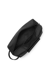 Zwarte make-uptas met een ritssluiting, gemaakt van soepel materiaal, met een handvat en een ruime binnenkant.