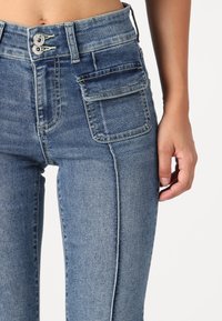 ONLY Petite ONLWAUW MID WAIST FLARED - Flared jeans - medium blue denim