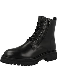 Botín de cuero negro hasta el tobillo con cordones en la parte frontal y cremallera lateral. Presenta una suela gruesa de goma texturizada y un material superior suave y brillante.