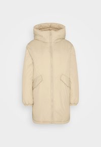 Chaqueta de plumas beige con capucha alta y baja, cierre frontal y dos bolsillos laterales. Presenta puños elásticos y una textura suave y mate.