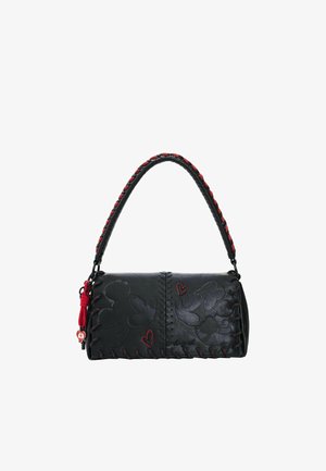 Fekete, henger alakú kézitáska dombornyomott Mickey és Minnie egér arcképekkel, piros varrt szívekkel és fonott fekete-piros fogantyúval.