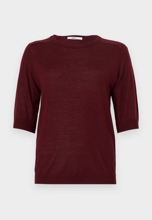 Burgunderfarget kortermet genser med rund hals, laget av et lett stoff, med ribbede detaljer på ermene og nederkanten.