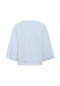 Haut tricoté bleu clair avec une coupe relaxée, présentant de larges manches mi-longues et un col rond. Texture lisse, sans motifs ni accessoires visibles.