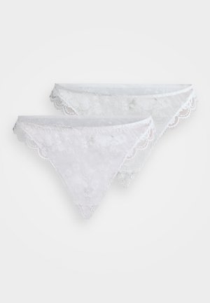 To par med hvite blondestringtruser med bølgede kanter. Delikat blomsterdesign og gjennomsiktig stofftekstur. Har en trekantet form.