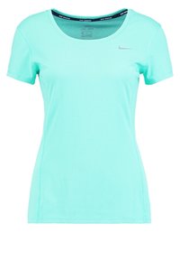 Camiseta atlética de manga corta en turquesa claro con cuello redondo, fabricada en tela transpirable y texturizada. Presenta un pequeño logo plateado en el pecho.