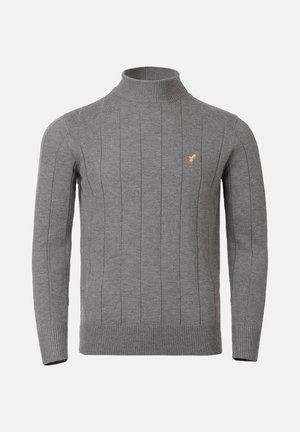Suéter gris de cuello alto con textura acanalada vertical, diseño ajustado y un pequeño logo dorado en el pecho. Tejido expertamente con material suave.