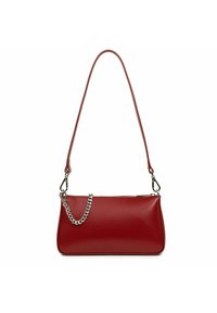 Borsa a tracolla in pelle rossa con forma rettangolare slim, caratterizzata da un breve accento a catena e una superficie liscia. Tracolla regolabile con accessori in metallo.