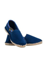 Espadrilles en toile bleue avec une semelle en jute tressée, dotées d'une doublure rouge et d'une conception à bout rond. Légères et flexibles.