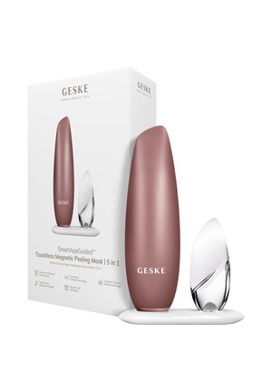 GESKE SmartAppGuided Touchless Magnetic Peeling Mask set met één roségouden apparaat en één helder kristalachtig hulpmiddel op een witte basis naast de productdoos.
