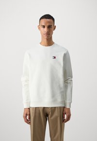 Tommy Jeans BADGE CREW - Sweatshirt - ancient white