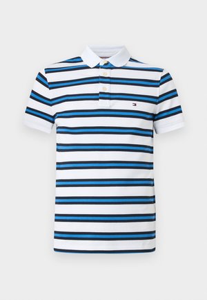 Bela polo majica z modrimi in črnimi vodoravnimi črtami, kratkimi rokavi, ovratnikom z gumbi ter majhnim logotipom na prsih.