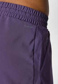 Lila shorts med elastisk midja, med en diskret CLIMACOOL-logotyp. Tillverkade av ett mjukt, lätt tyg med en enkel design.