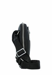 Bolso cruzado de piel negra con un acabado texturizado, cremallera plateada y correa ajustable con un patrón sutil. Diseño compacto.