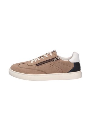 Baskets en suede beige avec des accents blancs et navy, présentent un devant lacé et un détail de fermeture éclair, une semelle en caoutchouc lisse, et un design perforé.