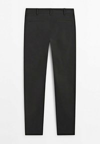 Pantalon noir à coupe slim, doté d'un devant plat, de passants pour ceinture et de deux poches arrière. Texture de tissu lisse et design épuré.