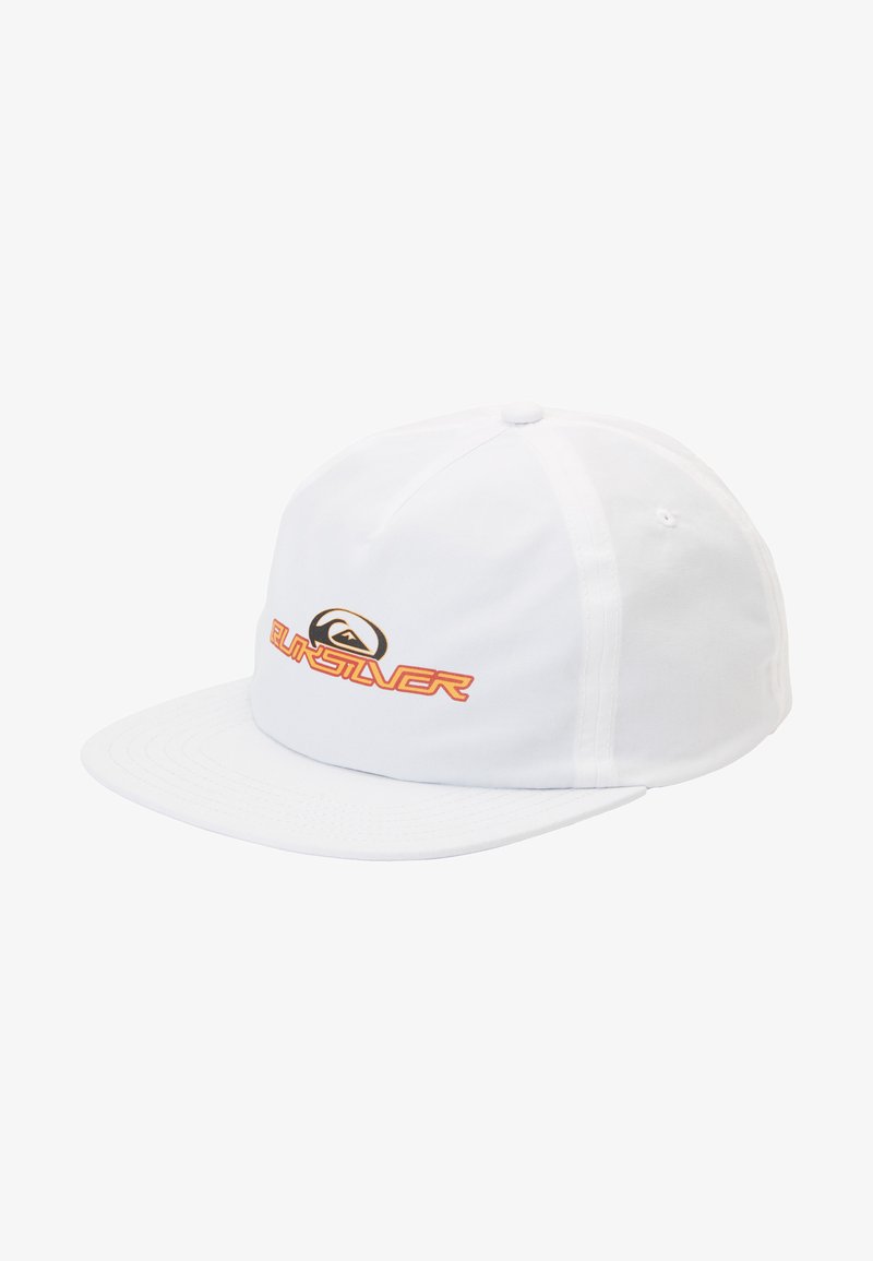 Gorra blanca con visera plana. Presenta un logotipo negro y naranja en la parte frontal. Está hecha de una tela con textura suave y detalles cosidos.