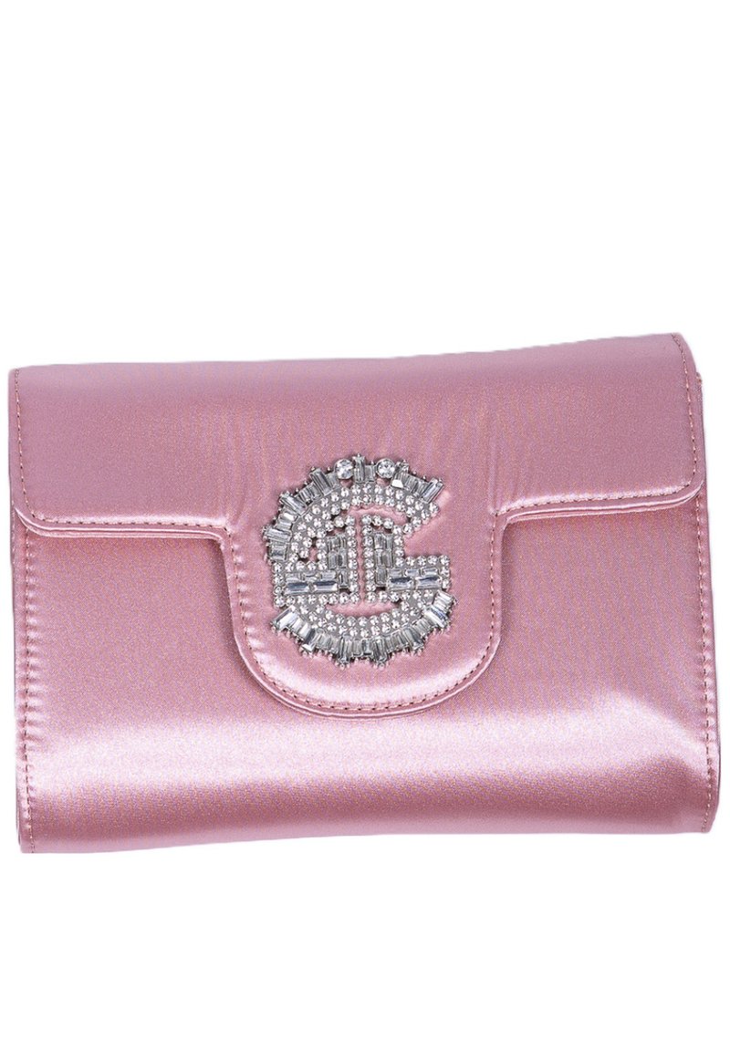 Clutch in satin rosa con un'ornamentazione in argento testurizzato e strass, caratterizzato da un monogramma. Forma rettangolare compatta con chiusura a scatto.