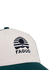 Beige en groene pet met een zwart geborduurd boom- en strepenlogo boven het woord "FAGUO" op het voorpaneel.