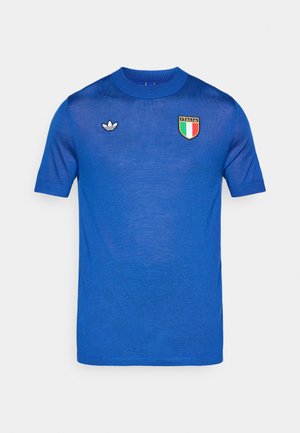 Blå kortærmet trøje lavet af glat stof. Har rund halsudskæring, broderet italiensk flagpatch og et Adidas-logo øverst til venstre.