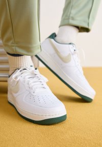 Nike Sportswear AIR FORCE 1  - Sapatilhas - white/sea glass/vintage green/summit white/cosmic clay