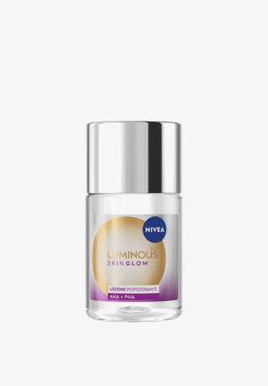 Bottiglia di vetro trasparente con un tappo argento. L'etichetta presenta "NIVEA," "LUMINOUS SKINGLOW," e dettagli del prodotto in testo bianco e viola.