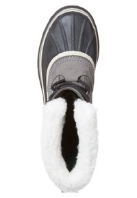 Grå og sort vandtæt vinterstøvle med rund tå, tekstureret overflade og hvid fleeceforing ved kraven. Snørebåndslukning.
