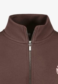 Bruine zip-up jas met een hoge kraag, een gladde textuur, een metalen ritssluiting en een ronde roze logo op de linkerborst.