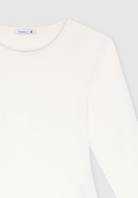 Maglietta bianca a maniche lunghe con scollo rotondo. Realizzata in tessuto liscio, presenta un design minimale e include un'etichetta di dimensione.