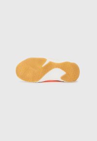 Semelle de chaussure avec une base en caoutchouc texturé de couleur miel, avec des accents blancs, et une zone lisse teintée de rouge pour la traction et le soutien.