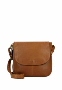 Borsa a tracolla in pelle marrone con chiusura a patta, tracolla regolabile e una sottile texture a grana. Presenta un logo impresso sul fronte.