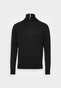 Maglione zip-up grigio scuro con colletto alto, texture a costine e un piccolo logo ricamato sul petto. Design minimalista con maniche lunghe.