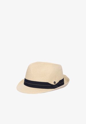 Cappello fedora beige intrecciato con nastro nero e un piccolo emblema metallico rotondo sul lato.